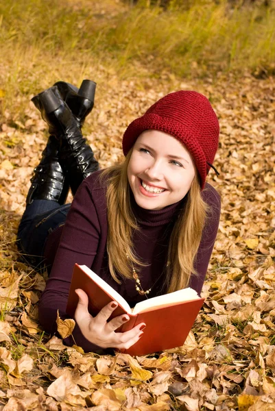 Schönes Mädchen liest ein Buch — Stockfoto