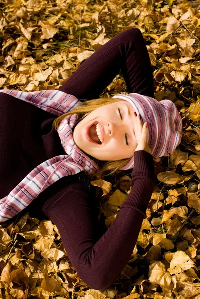 Menina feliz na grama no parque — Fotografia de Stock