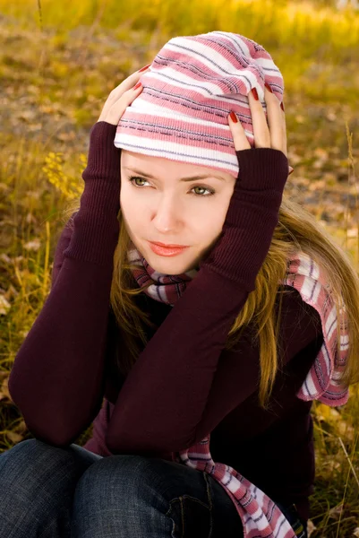 Депрессивная девушка в парке — стоковое фото