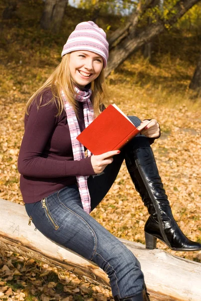 Όμορφο κορίτσι, διαβάζοντας ένα βιβλίο στο πάρκο — Φωτογραφία Αρχείου