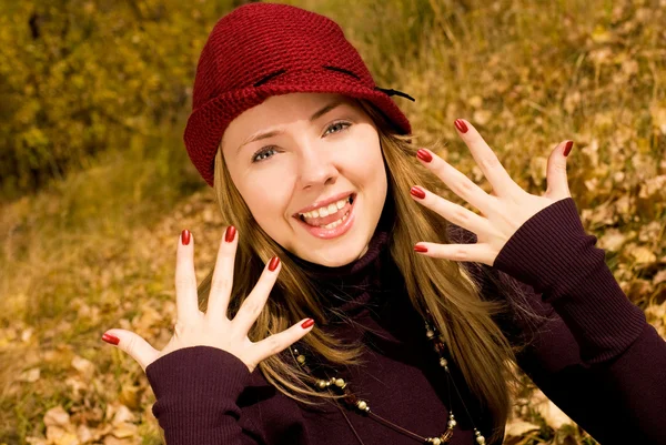 Όμορφο κορίτσι που δείχνει τα όμορφα νύχια — Φωτογραφία Αρχείου
