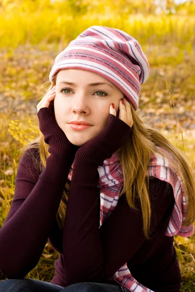 Thoughtful girl in the park — Stock Photo, Image