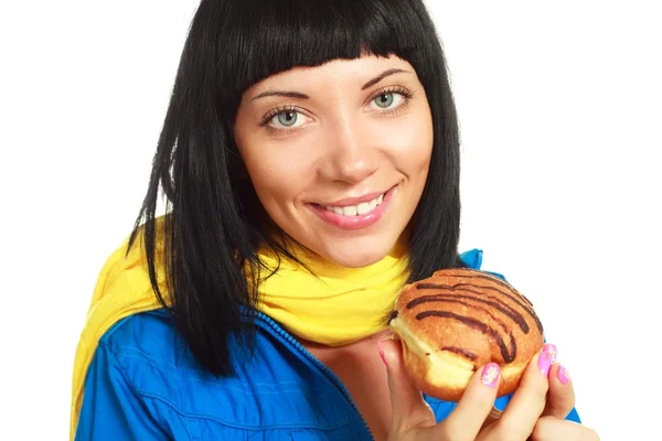 Menina comendo um rolo com chocolate — Fotografia de Stock