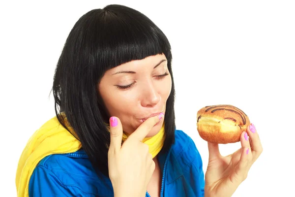 Девушка ест ролл с шоколадом — стоковое фото