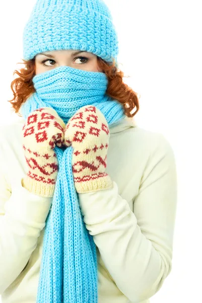 Τζίντζερ κοπέλα φορώντας ζεστά χειμωνιάτικα ρούχα — Φωτογραφία Αρχείου