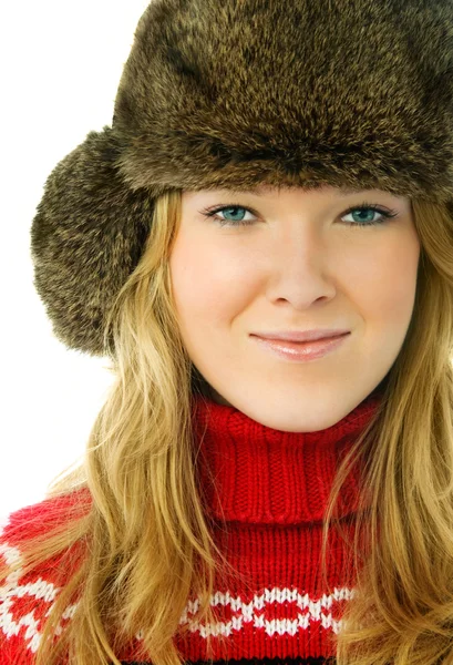 Sıcak kış giysileri giyen güzel bir kadın — Stok fotoğraf