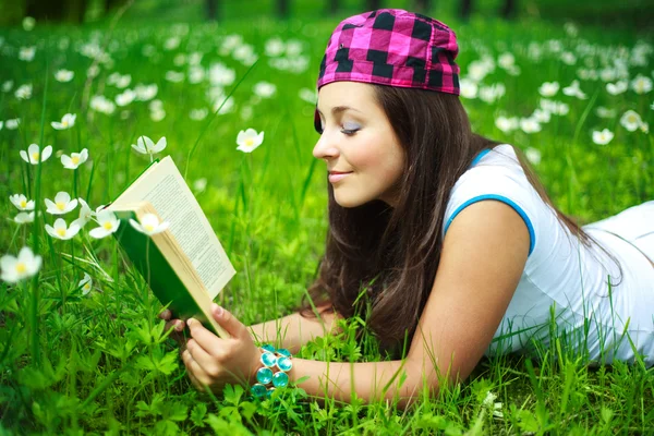 Bella ragazza che legge un libro — Foto Stock