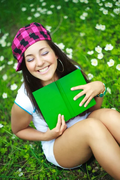 Ευτυχισμένος κορίτσι διαβάζοντας ένα βιβλίο — Φωτογραφία Αρχείου