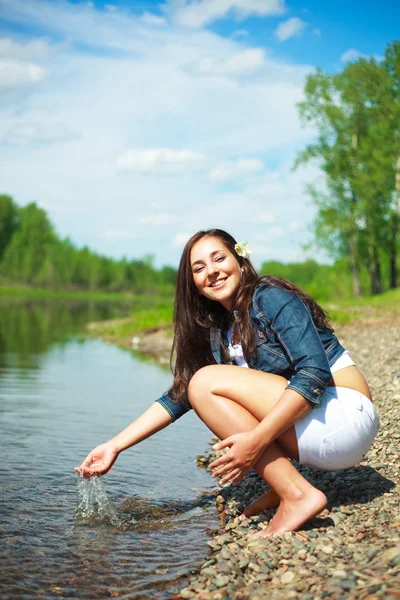 Flicka nära sjön — Stockfoto