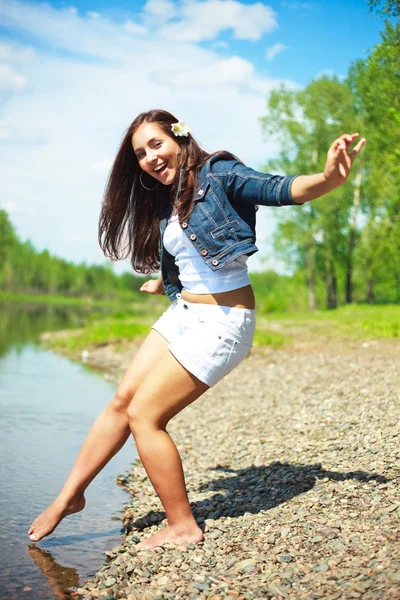 Счастливая девушка у озера — стоковое фото