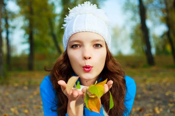 Красива дівчина з жовтим листям в руках — стокове фото