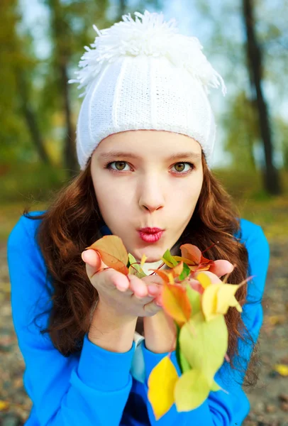 Menina bonita com folhas em suas mãos — Fotografia de Stock