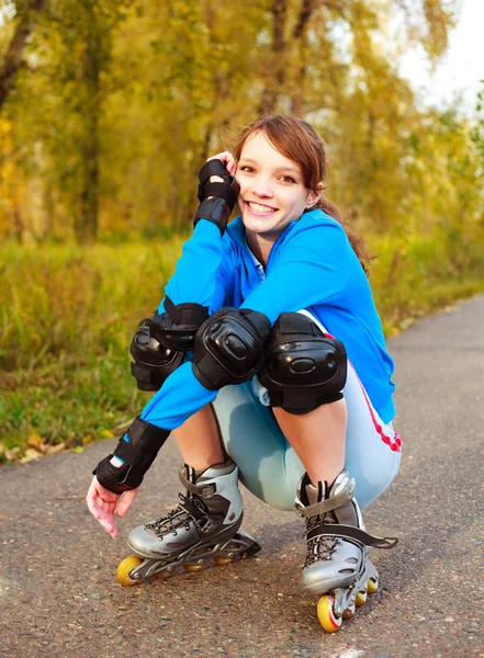 Menina muito feliz com patins — Fotografia de Stock