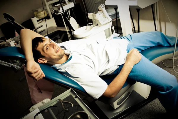 Młody człowiek w biurze dentis — Zdjęcie stockowe