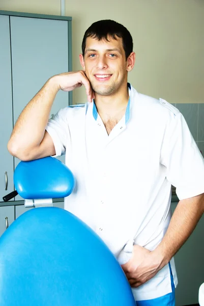 Joven dentista en su consultorio — Foto de Stock