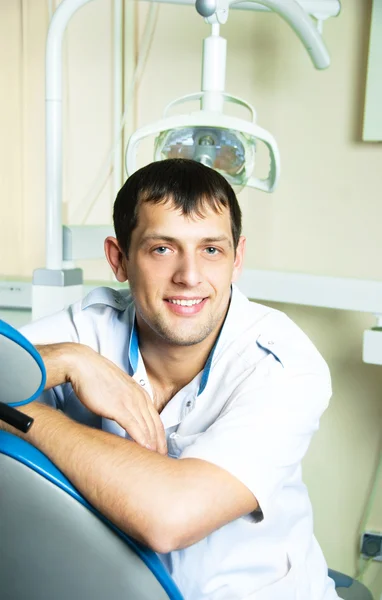 Junger Zahnarzt in seiner Praxis — Stockfoto