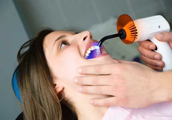 Dentista che cura i denti del paziente — Foto Stock