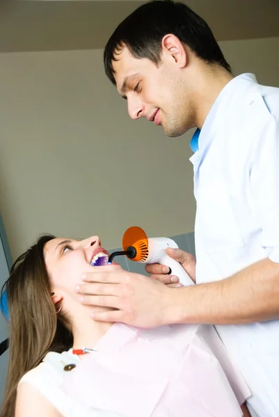 Dentista curando los dientes del paciente — Foto de Stock
