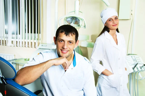Tandläkare och hans assistent på kontoret — Stockfoto