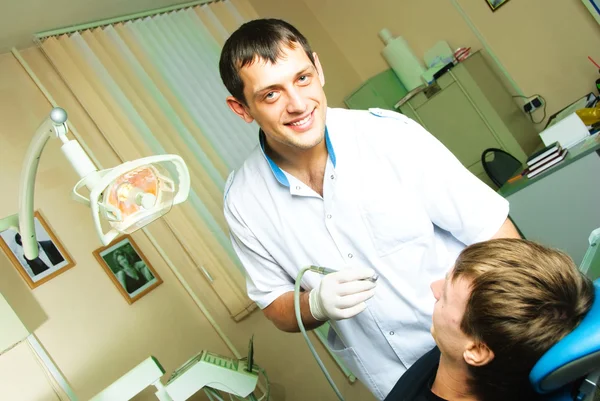 Tandläkare bota patientens tänder — Stockfoto