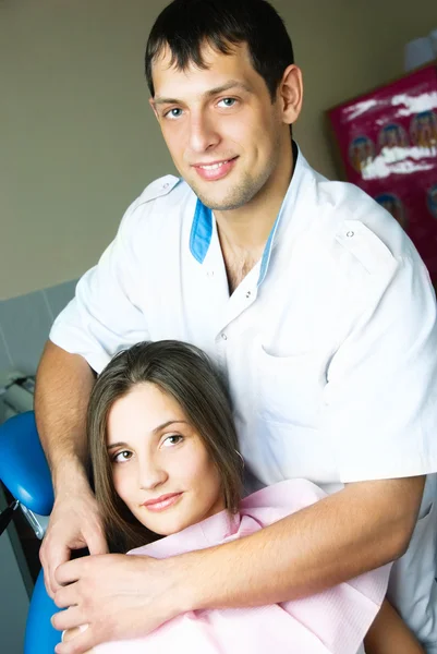 Dentista y su paciente en el consultorio — Foto de Stock