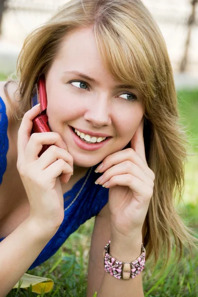 Hermosa chica con un teléfono celular al aire libre — Foto de Stock