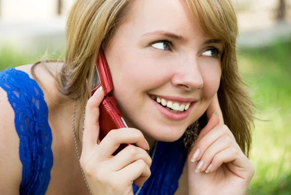 Flicka pratar i telefon — Stockfoto