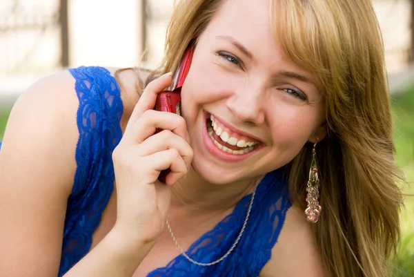 Смеющаяся девушка с мобильным телефоном — стоковое фото