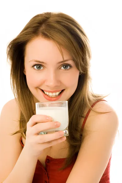 美丽的女人喝牛奶 — 图库照片