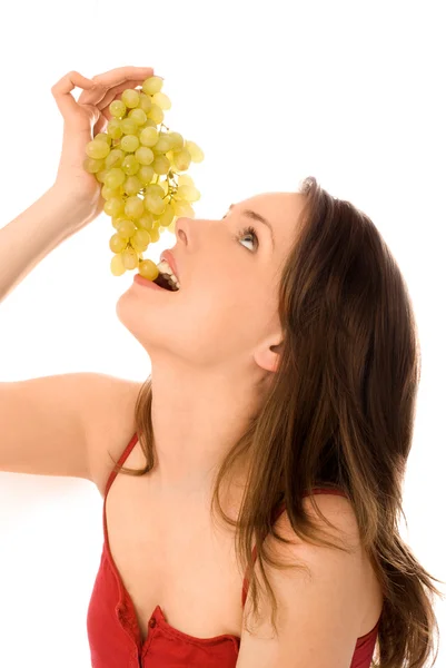 Jonge vrouw die druiven eet — Stockfoto