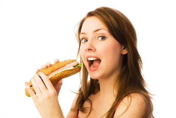 Jonge vrouw eten van een hotdog — Stockfoto