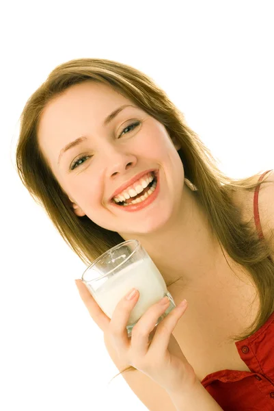 Счастливая девушка со стаканом молока — стоковое фото