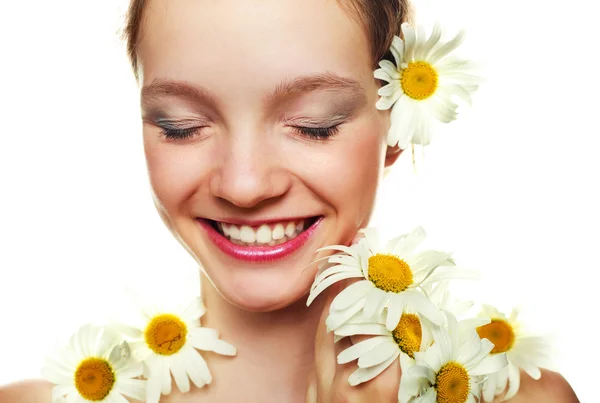 Menina com muitas flores de camomila — Fotografia de Stock