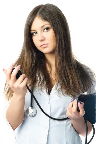 Arzt misst ihren Blutdruck — Stockfoto