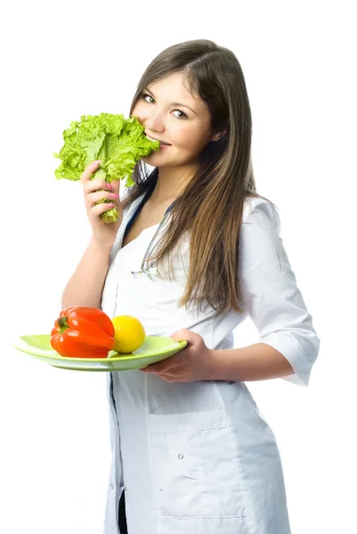 Счастливый доктор со свежими овощами — стоковое фото