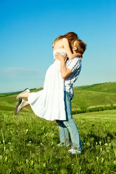 Szczęśliwa para całować — Zdjęcie stockowe