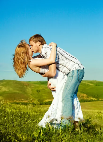 Feliz beijo casal — Fotografia de Stock