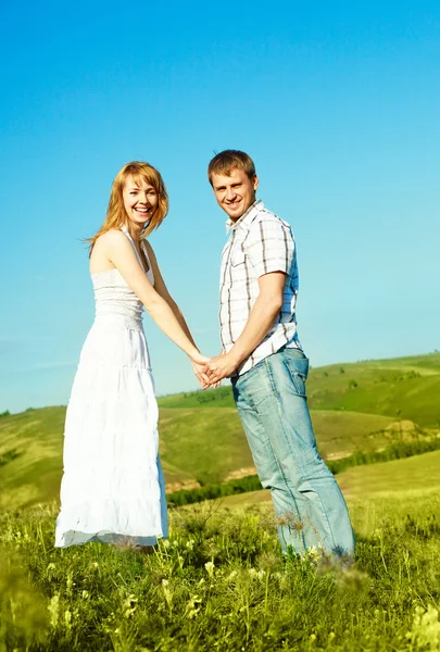 Casal feliz ao ar livre — Fotografia de Stock