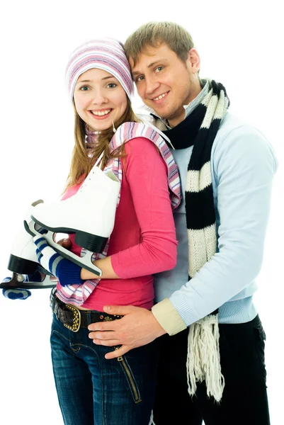 Счастливая молодая пара катается на коньках — стоковое фото