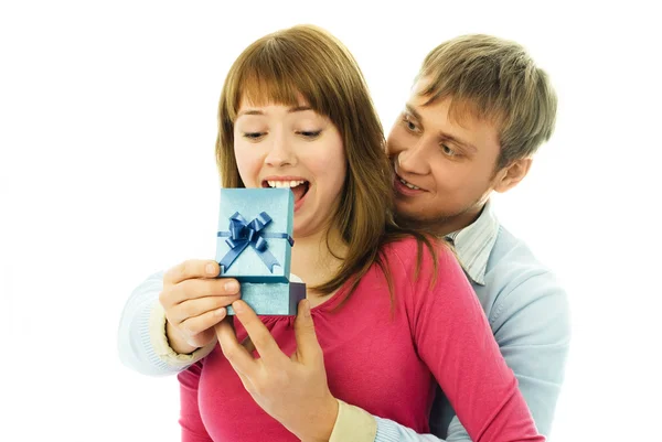 Knappe jonge man geeft een presnt ot zijn vrouw — Stockfoto