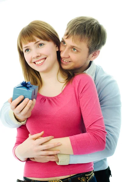 A young man gives a present to his wife — Stock Photo, Image