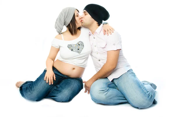 Jeune femme enceinte et son mari baisers — Photo