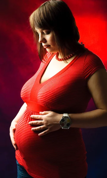 Yougn mulher grávida — Fotografia de Stock