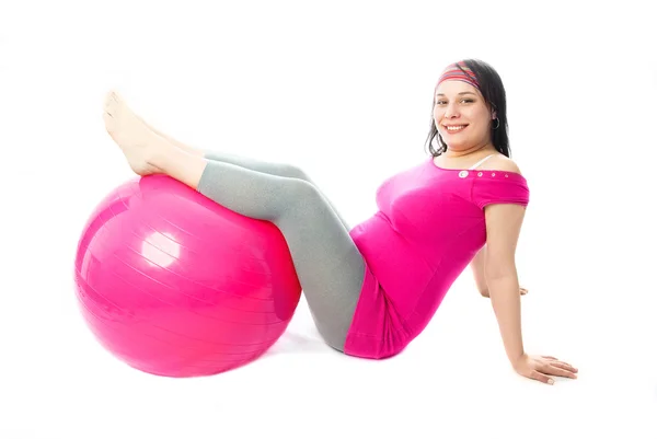 Szép terhes nő, egy fitness labda — Stock Fotó