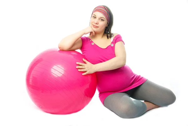 Hamile kadın fitness topu ile — Stok fotoğraf
