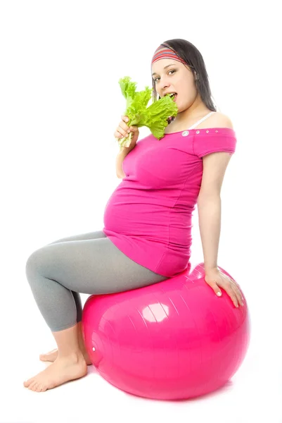 Femme enceinte manger de la salade — Photo
