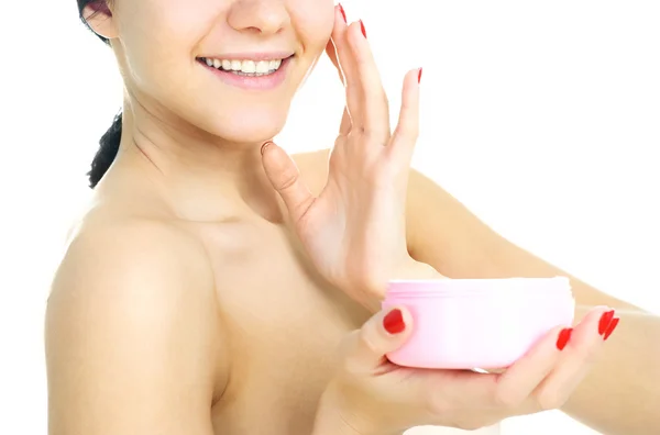Mulher aplicando creme em seu rosto — Fotografia de Stock