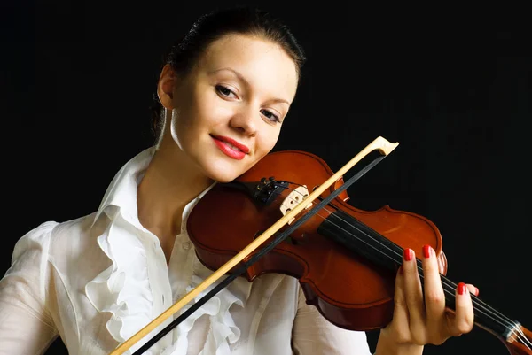 Женщина играет на скрипке — стоковое фото