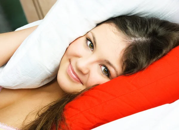 Mooi meisje in bed — Stockfoto