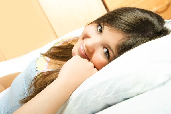 침대에서 아름 다운 여자 — 스톡 사진